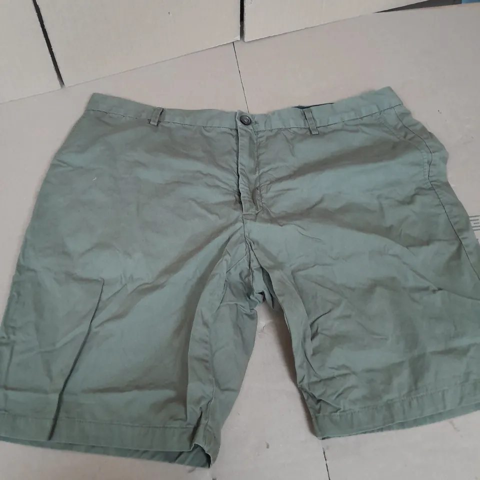 GREEN BURBERRY SHORTS SIZE 52