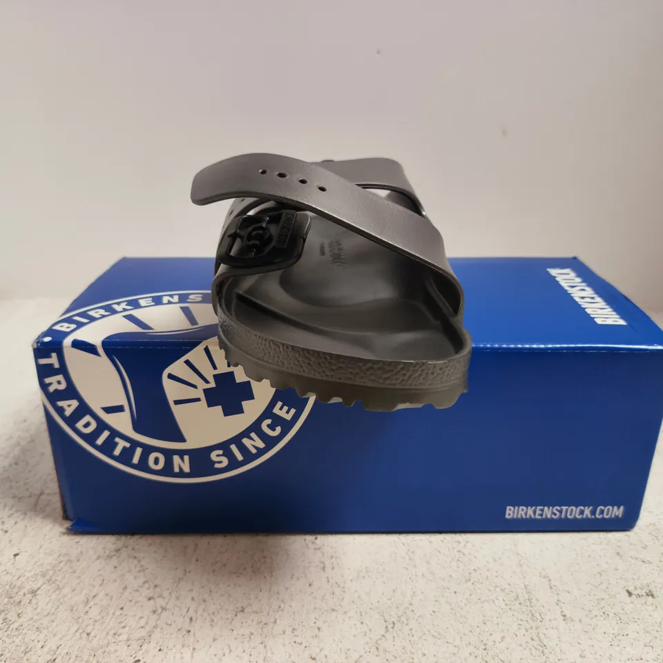 BOXED PAIR OF BIRKENSTOCK ARIZONA EVA SANDALS IN ANTHRACITE GREY SIZE UK 7.5