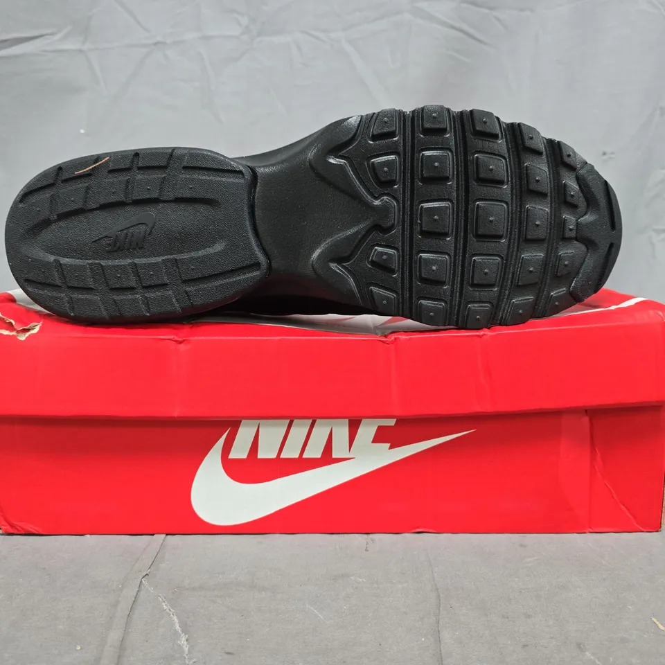BOXED PAIR OF NIKE AIR MAX SHOES IN GREY/WHITE/BLACK SIZE UK 13