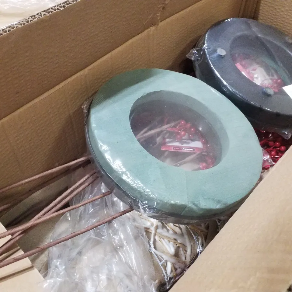 PALLET CONTAINING ASSORTED CHRISTMAS  DECORATIONS INCLUDING CHRISTMAS STORAGE BOXES, TALL BERRY STEMS, HANGING EUCALYPTUS & WOODEN 3 STAR TRAYS