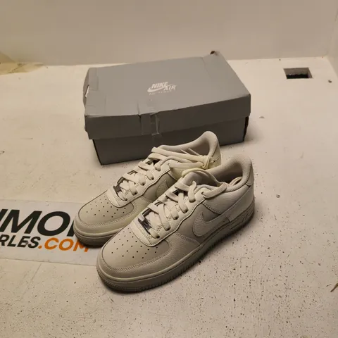NIKE AIR FORCE 1 GS SNEAKERS – LIGHT GREY/WHITE, UK 5 (GS)
