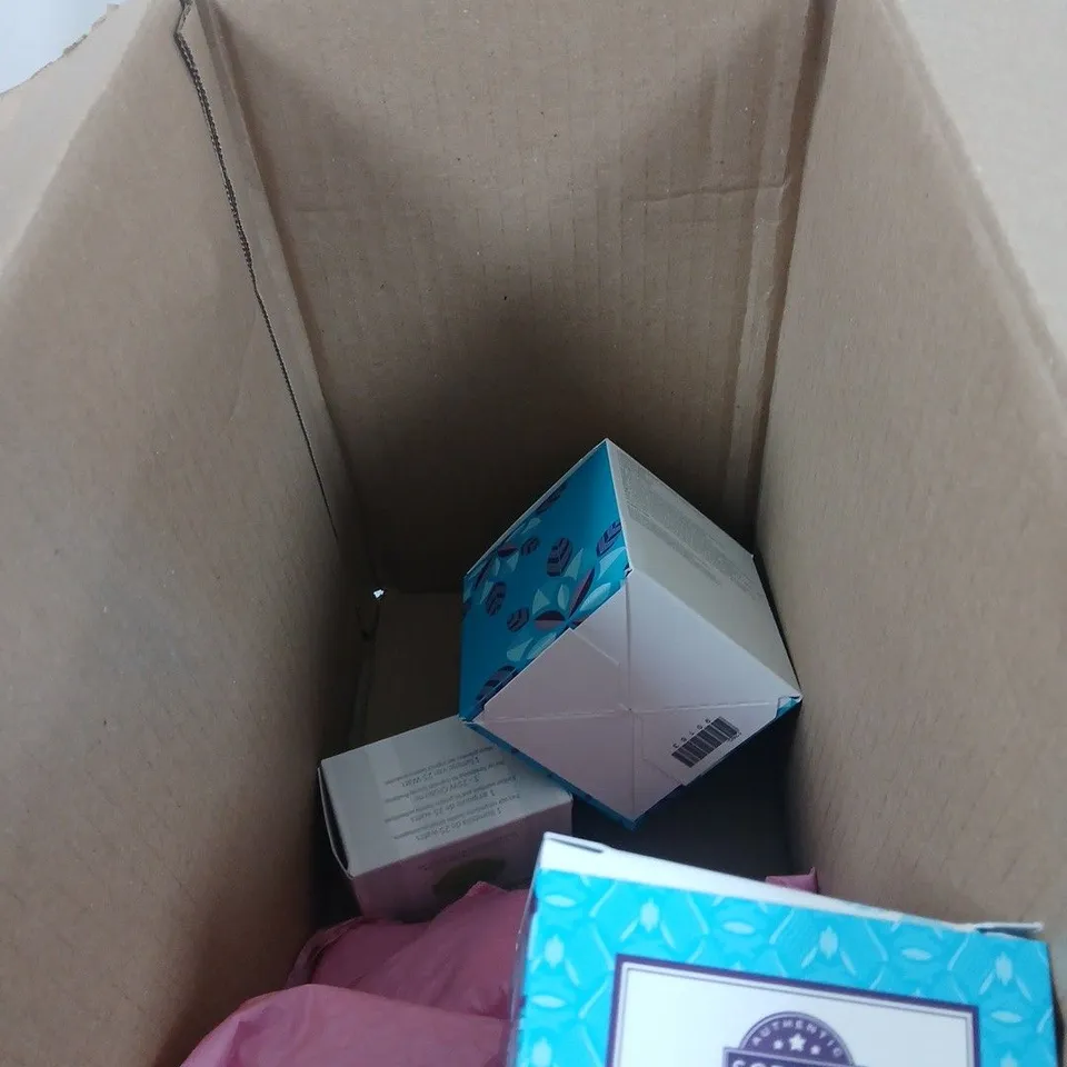 SCENTSY GIFT SET TO INCLUDE WAX WARMER, BLUE GROTTO FRAGRANCE FLOWER OIL ETC
