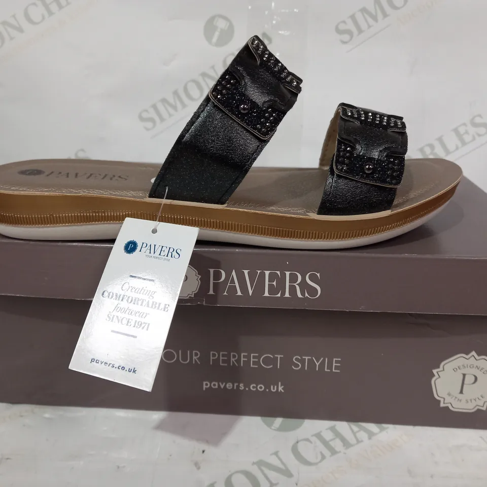 BOXED PAIR OF PAVERS OPEN TOE SANDALS IN BLACK W. JEWEL EFFECT SIZE 6
