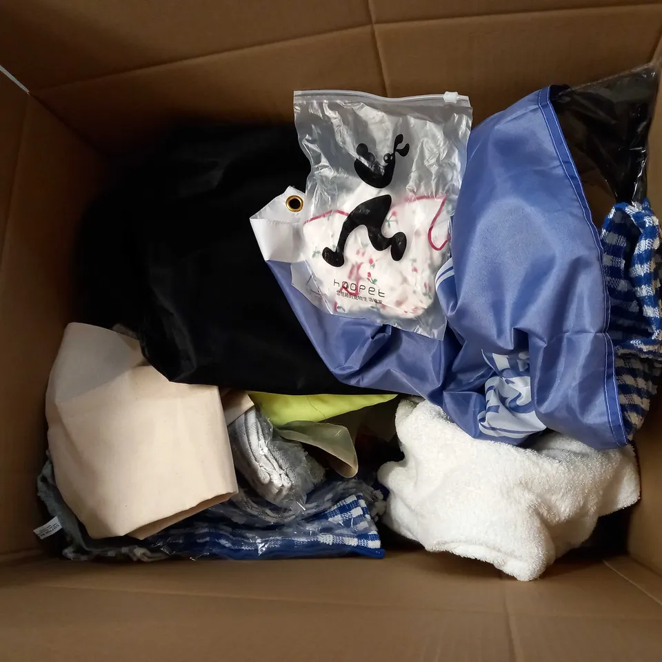 LARGE BOX OF APPROXIMATELY 20 ASSORTED HOUSEHOLD ITEMS TO INCLUDE: WOOL, CUSHION, PILLOW PROTECTORS