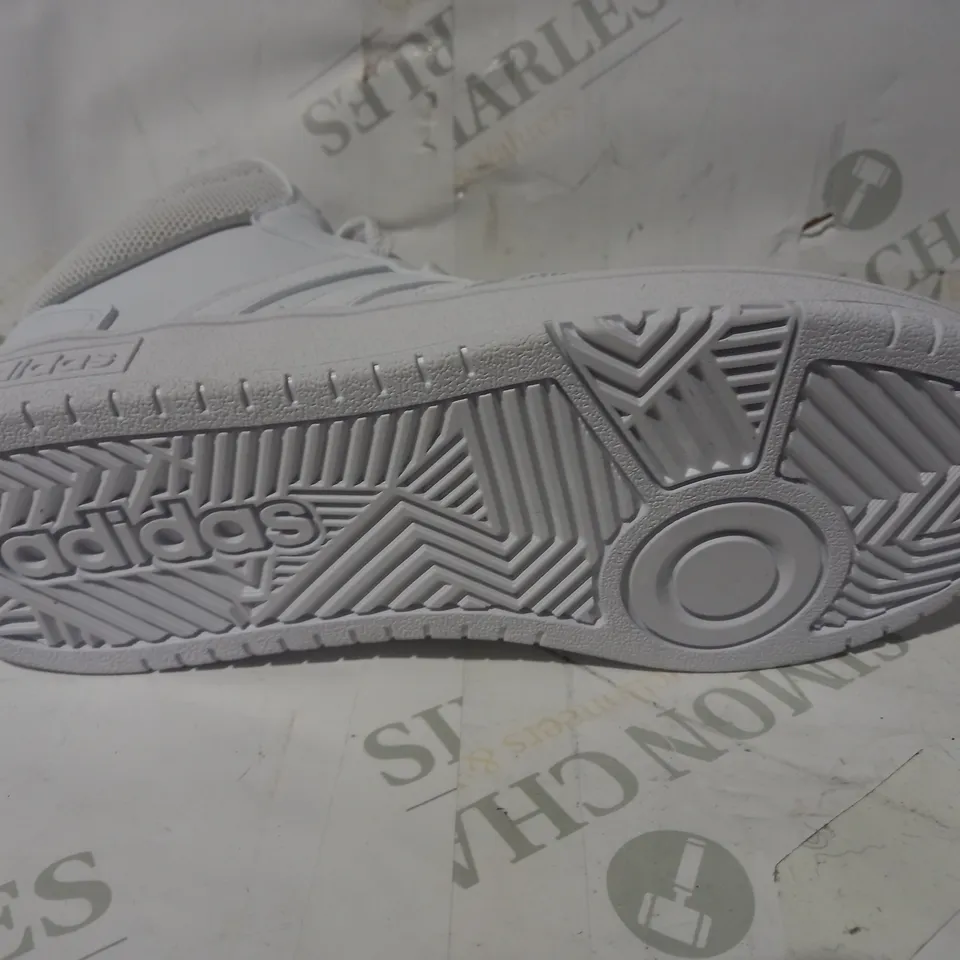 BOXED PAIR OF DESIGNER SHOES IN THE STYLE OF ADIDAS HOOPS MID 3.0 K IN WHITE UK SIZE 3.5