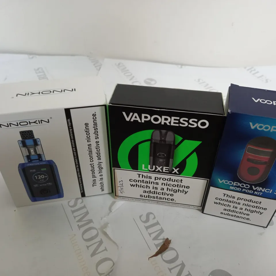 APPROXIMATELY 18 VAPES & E-CIGARETTES TO INCLUDE INNOKIN PROTON MINI, VAPORESSO LUXE X, VOOPOO VINCI 3, ETC