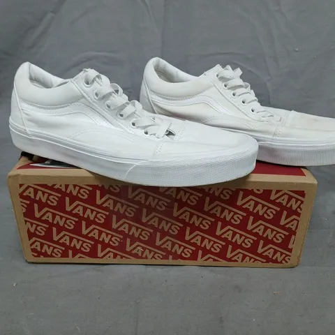 BOXED PAIR OF VANS OLD SCHOOL TRAINERS IN WHITE SIZE UK 8