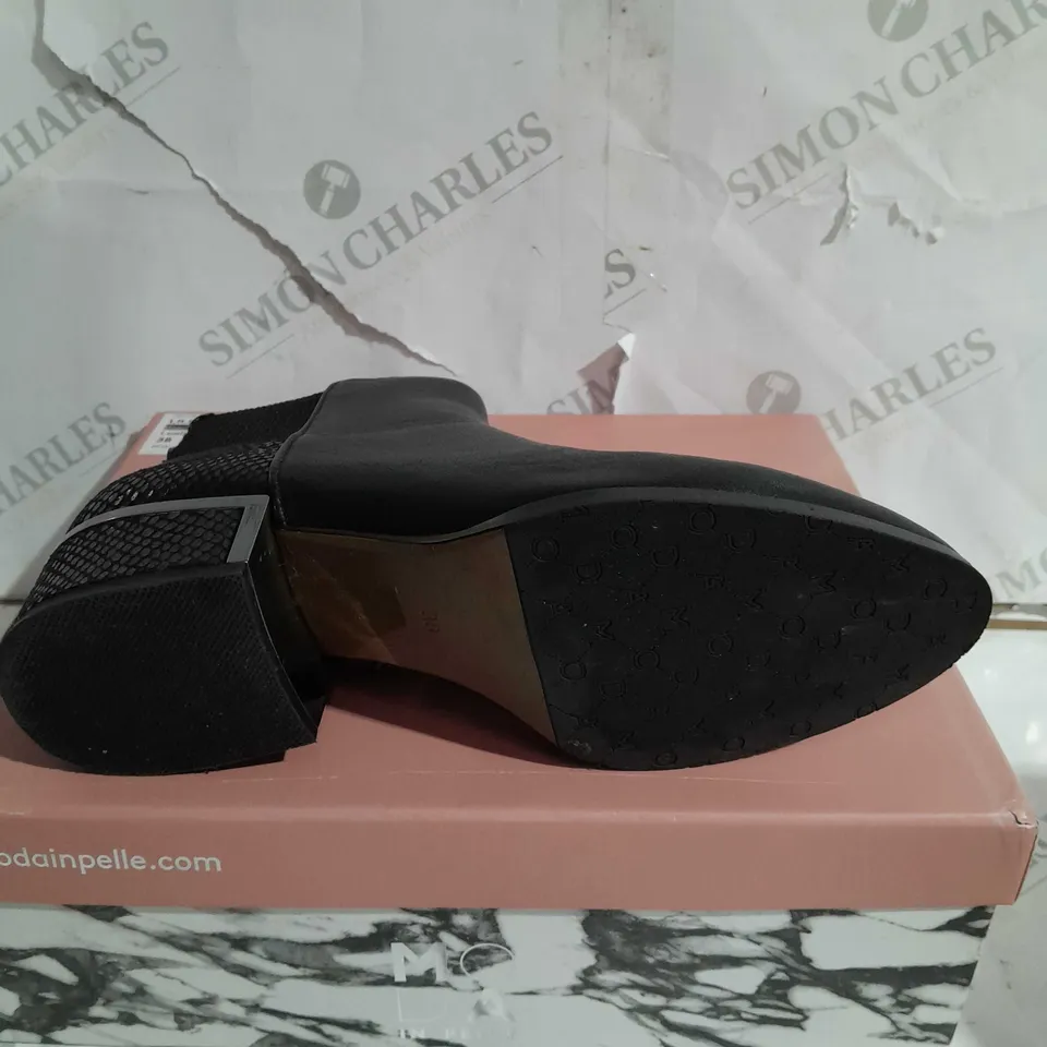 BOXED PAIR OF MODA IN PELLE LILITH ANKLE BOOTS IN BLACK LEATHER SIZE 5