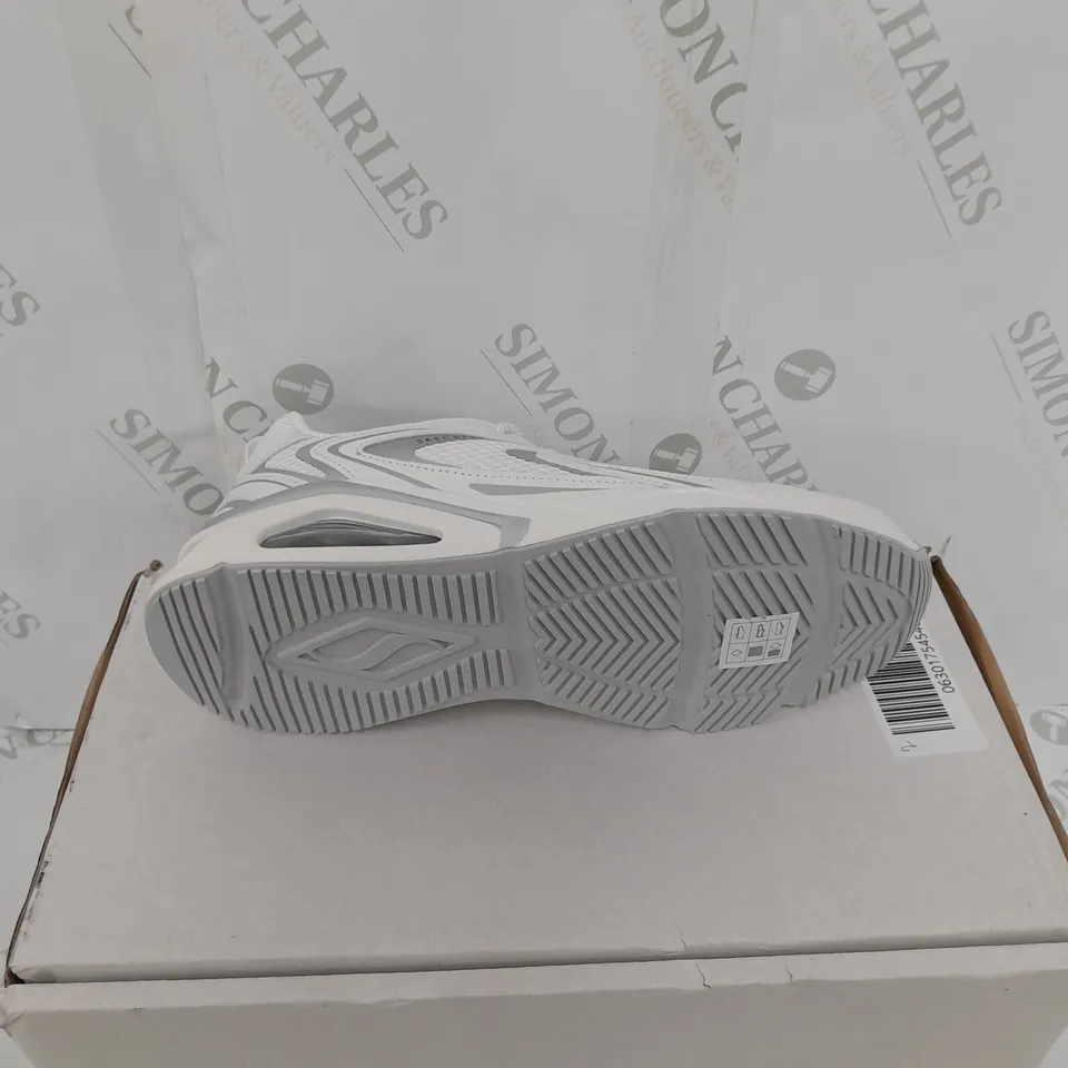 BOXED PAIR OF SKETCHERS AIR VISION TRAINER WHITE SIZE 5