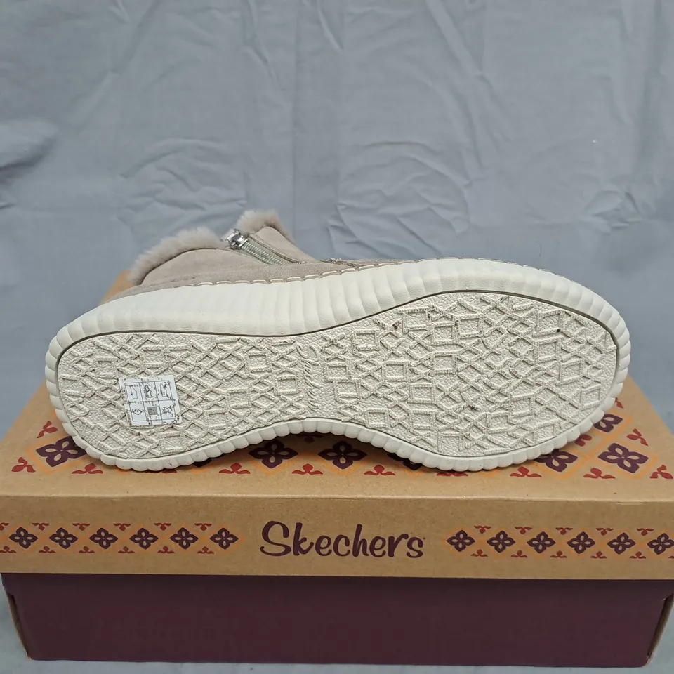 BOXED SKECHERS WILSHIRE SD BOOT – TAUPE FUR-LINED ANKLE BOOT, UK4