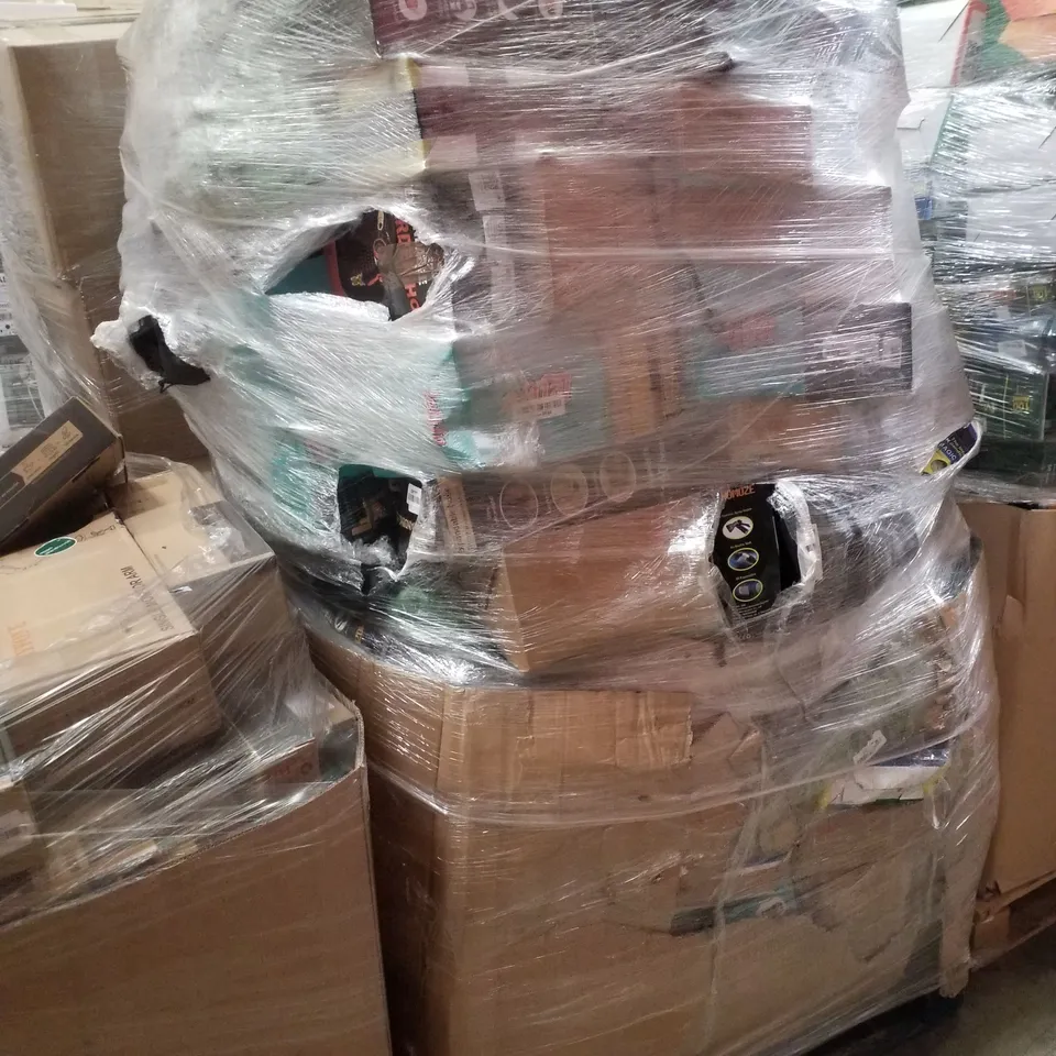 PALLET CONTAINING ASSORTED GARDEN HOSES