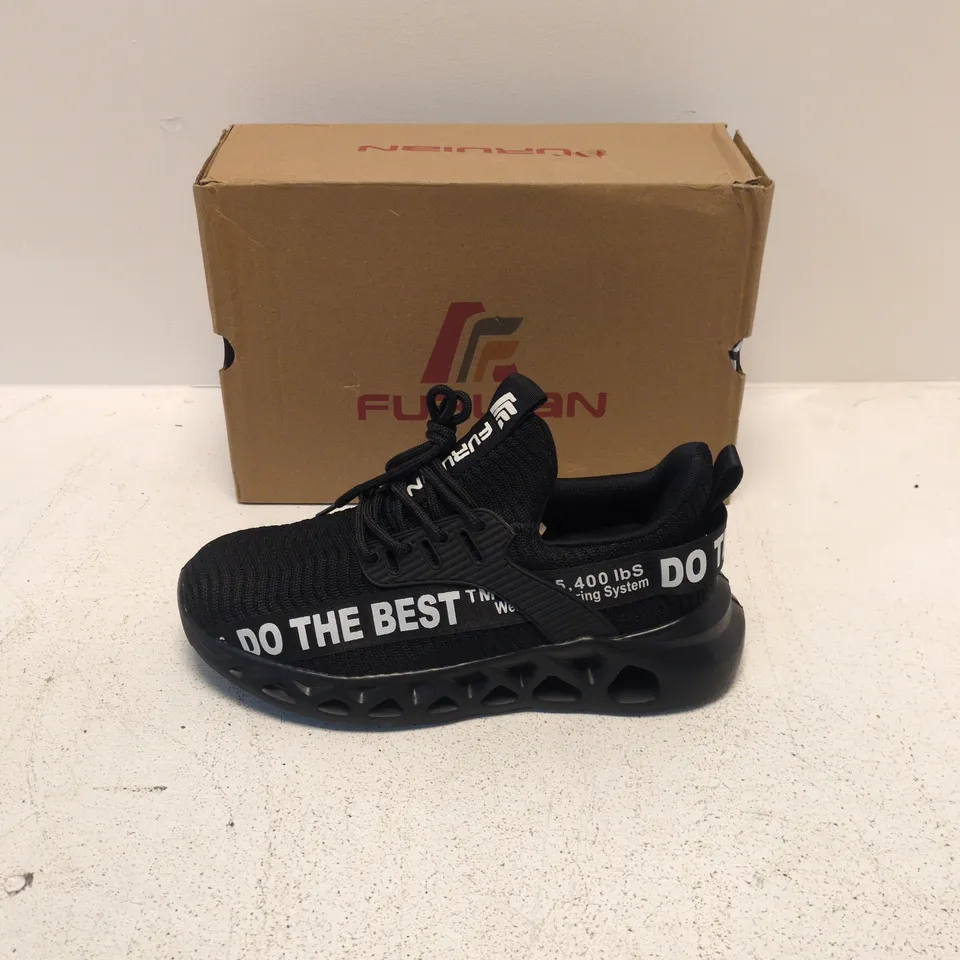 MEN'S BLACK TRAINERS UK 5 – DO THE BEST SLOGAN (ITEM NO. 761)