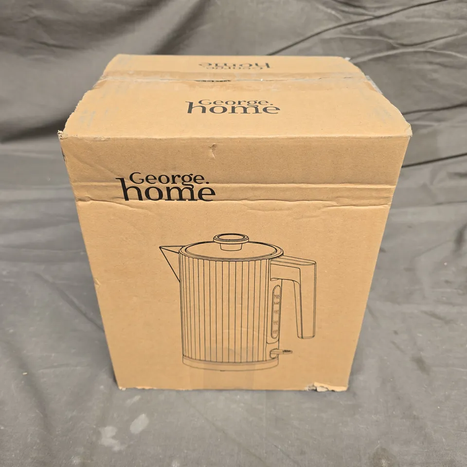 BOXED HOME RIBBED KETTLE IN WHITE
