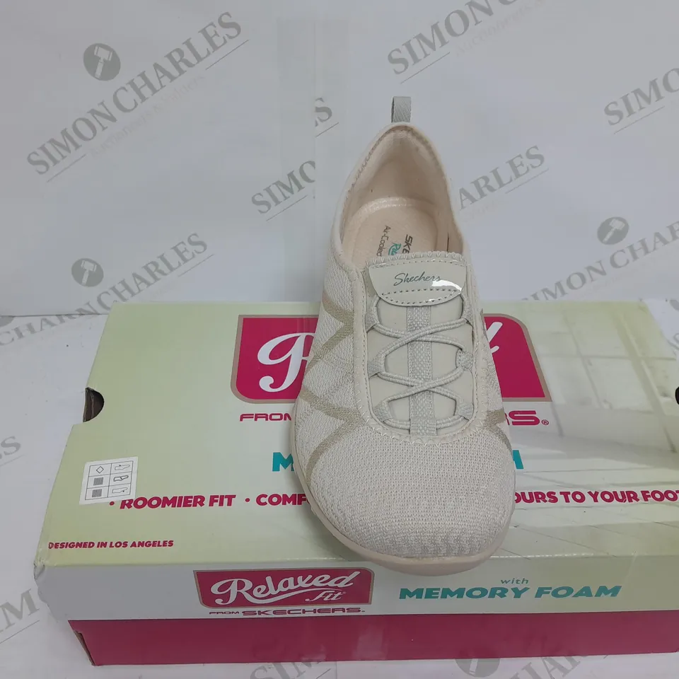 RELAXED FIT SKECHERS MEMORY FOAM BIEGE SIZE6