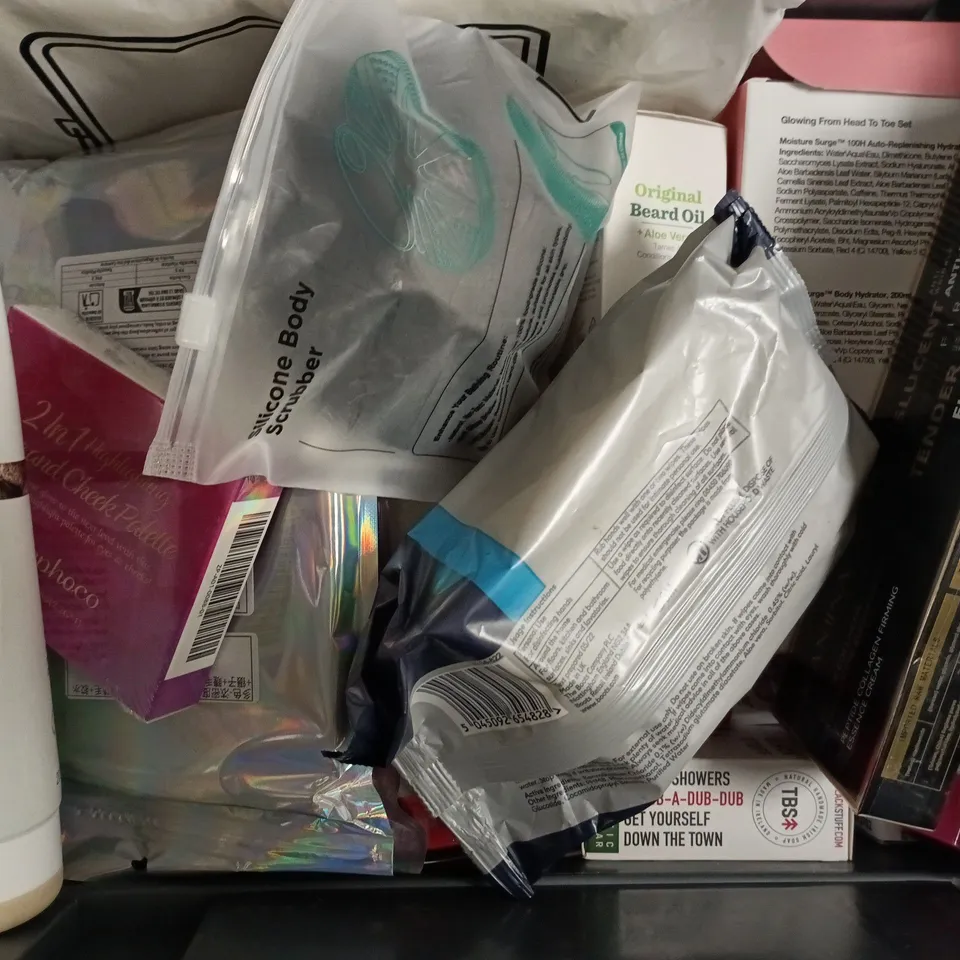 APPROXIMATELY 15 ASSORTED COSMETIC ITEMS TO INCLUDE DISCOVER, THE BLACK STUFF, ETC - COLLECTION ONLY