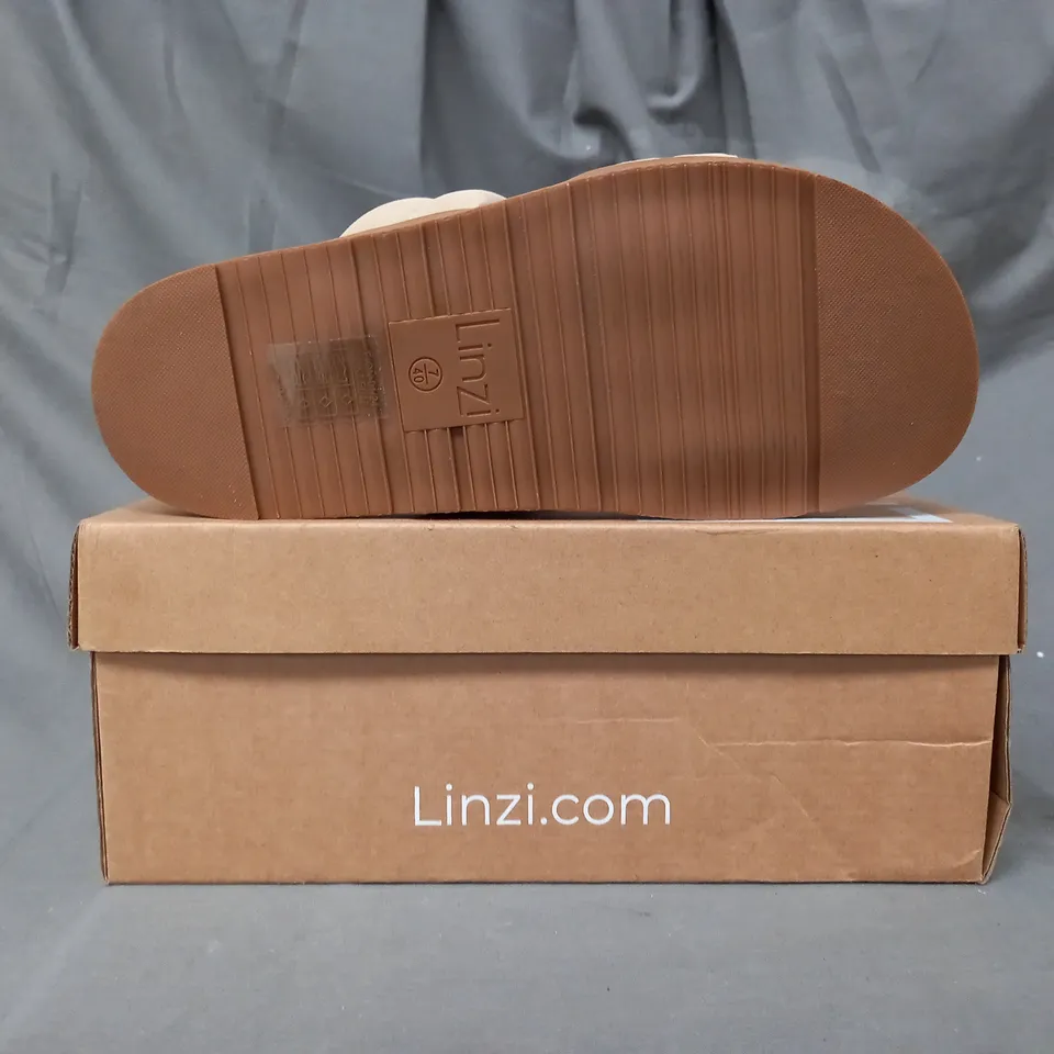 BOXED PAIR OF LINZI OPEN TOE FOOTBED SANDALS IN BEIGE SIZE 7