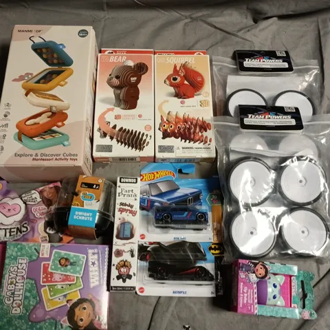 ASSORTED CHILDREN'S TOYS & FIGURES TO INCLUDE MONTESSORI CUBES, HOT WHEELS CARS AND MORE