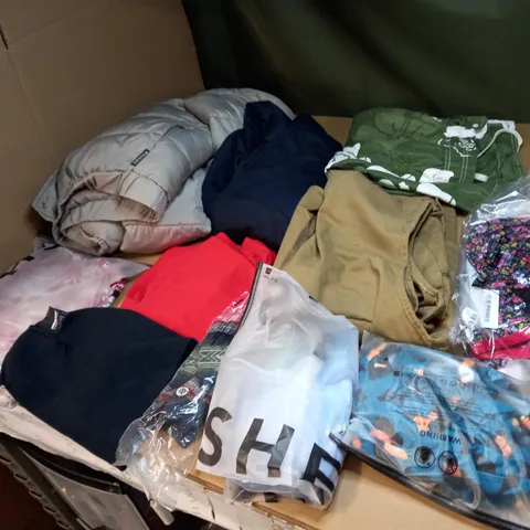 LOT OF APPROX 20 ASSORTED CLOTHING ITEMS TO INCLUDE JUMPERS, JEANS AND T-SHIRTS