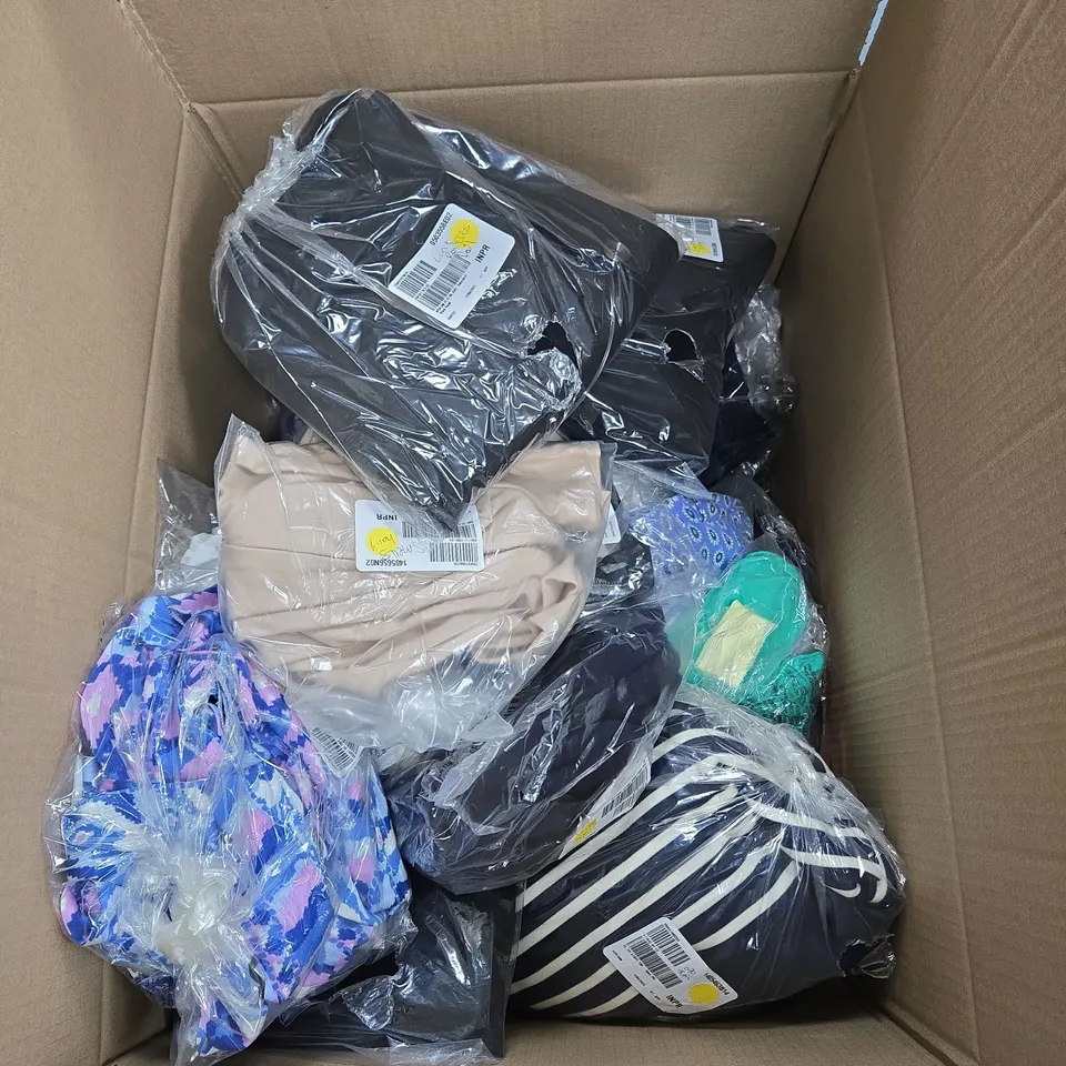 BOX OF APPROXIMATELY 20 ASSORTED CLOTHING ITEMS TO INCLUDE BEN DE LISI, KIM AND CO ETC