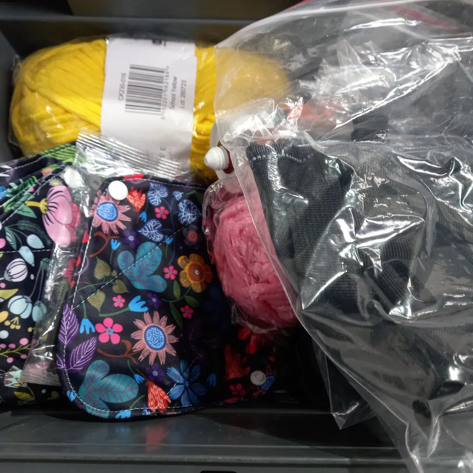 BOX OF APPROXIMATELY 8 ASSORTED ITEMS TO INCLUDE - BURG WACHTER KEY SAFE - GRIP IT TURN AND TAP - THE SNOWMAN DOG TOY ECT