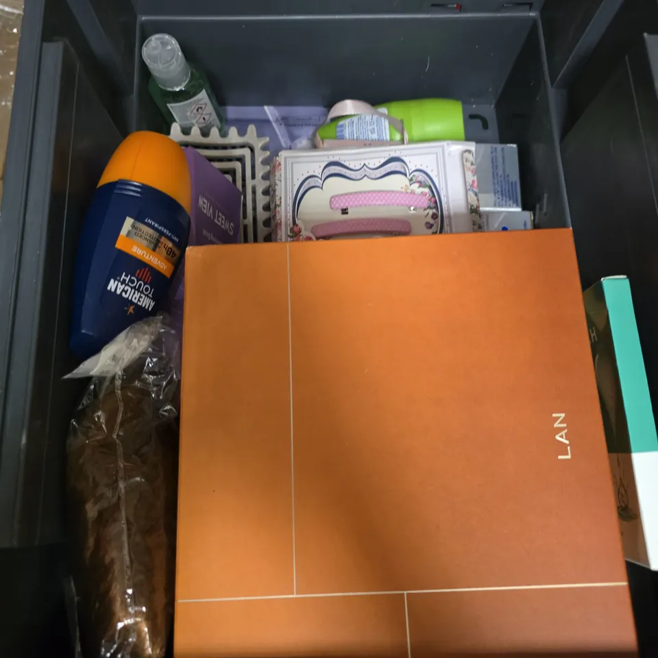 APPROXIMATEY 20 ASSORTED HEALTH AND BEAUTY PRODUCTS TO INCLUDE - MOLTON BROWN BATH AND SHOWER GEL -DENTYL DUAL ACTION MOUTHWASH AND WRIGHT'S TRADITIONAL SOAP