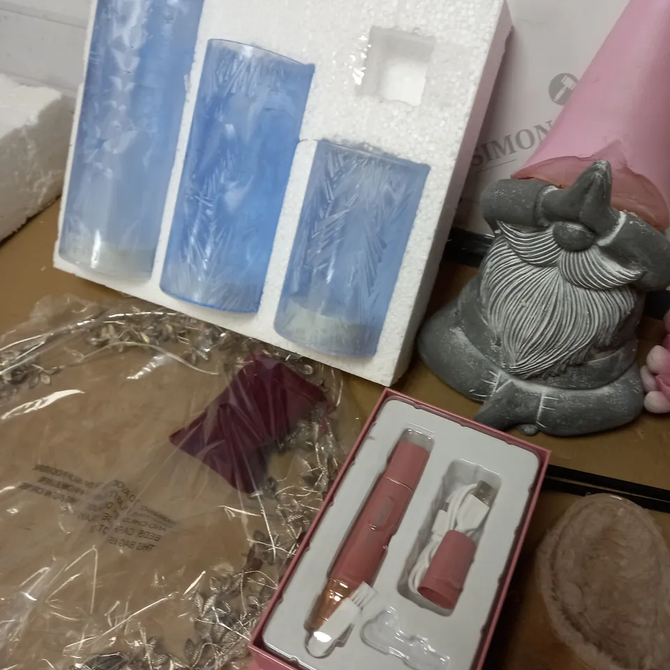 LOT OF 7 ASSORTED HOUSEHOLD ITEMS TO INCLUDE GARDEN ORNAMENTS, TILI COSMETICS BAG AND LED CANDLES