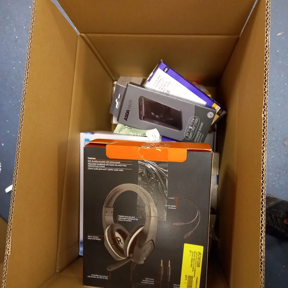 LOT OF APPROX 15 ASSORTED ELECTRICAL ITEMS TO INCLUDE TV REMOTE, GAMING HEADSET, POWER BANK ETC.