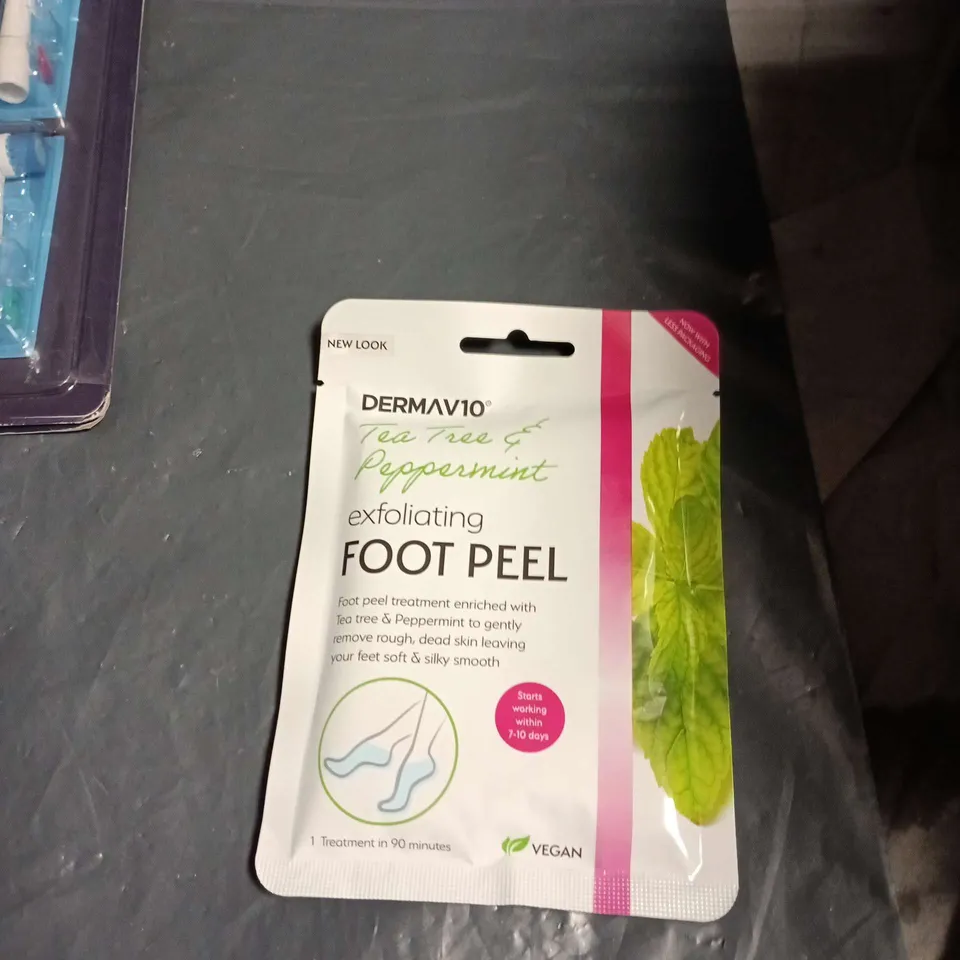 APPROXIMATELY 25 ASSORTED HEALTH AND BEAUTY ITEMS INCLUDING ORAL B BRUSH HEADS , MINI SHAVER AND FOOT PEEL 