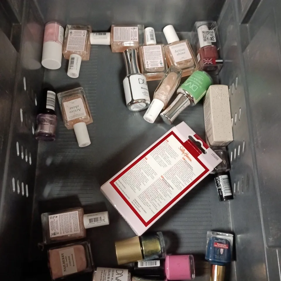 APPROXIMATELY 20 BOTTLES OF NAIL VARNISH TO INCLUDE MYLEE, CLAIRE'S AND MANICURIST