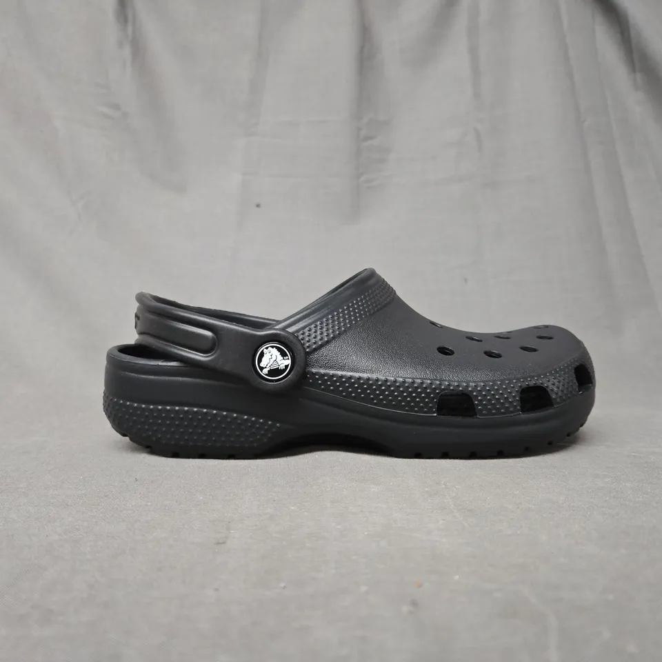 CROCS CLASSIC KID S CLOG SANDAL WITH BACK STRAP IN BLACK - UK J3