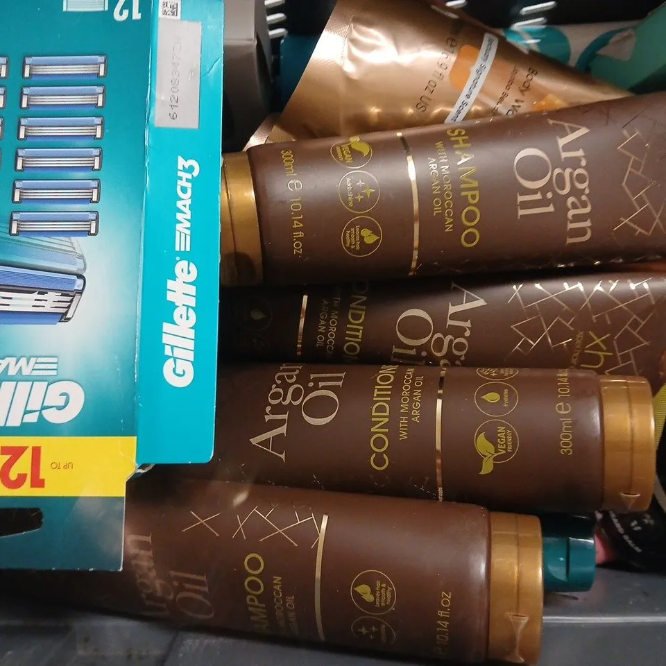 APPROXIMATELY 15 ASSORTED COSMETIC ITEMS INCLUDING VARIOUS MAKES AND BRANDS - COLLECTION ONLY