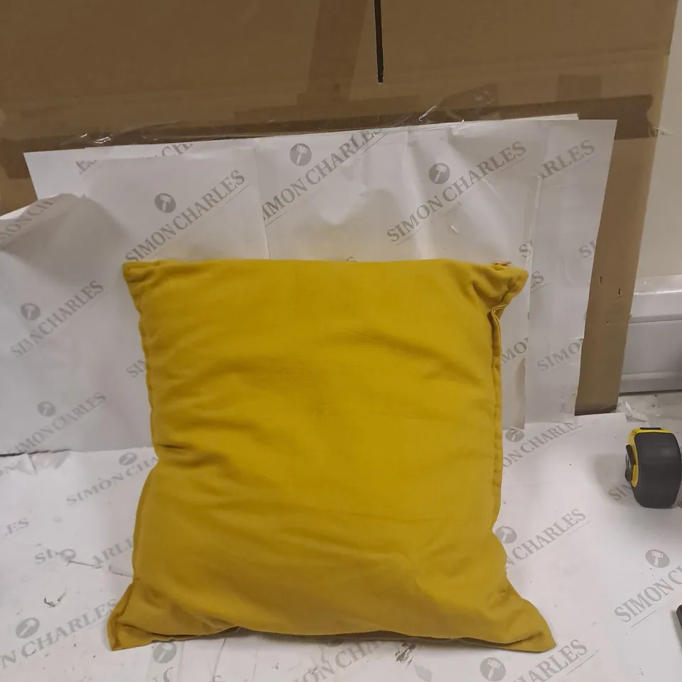 BOX OF ASSORTED ITEMS TO INCLUDE PILLOWS, CURTAINS, PILLOW CASES ETC 