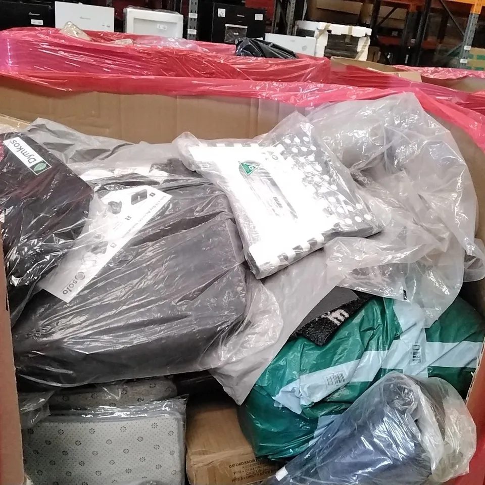 PALLET OF ASSORTED ITEMS TO INCLUDE: 13.5 TOG COTTON BLEND DUVET, HORSE SADDLE CLOTH, MATS, FIRE PIT CARRY BAG, FOLDING STEP STOOL, DELIVERY BAG ECT