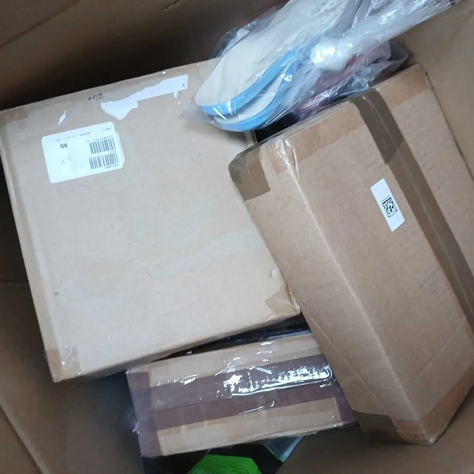 APPROXIMATELY 15 ASSORTED ITEMS TO INCLUDE 4 PIECE DUVET SET, FUL ALL ROUNDER PIECE SET, VIONIC ACTIVE INSOLE, ETC - COLLECTION ONLY