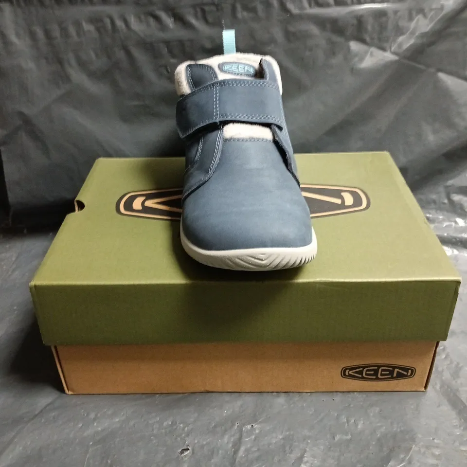 BOXED PAIR OF KEEN KNX MIDDIE YOUTH SHOES IN VINTAGE INDIGO SIZE UK 3
