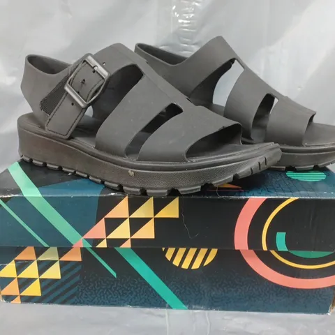 BOXED PAIR OF SKECHERS FOAMIES SANDALS IN BLACK SIZE 7