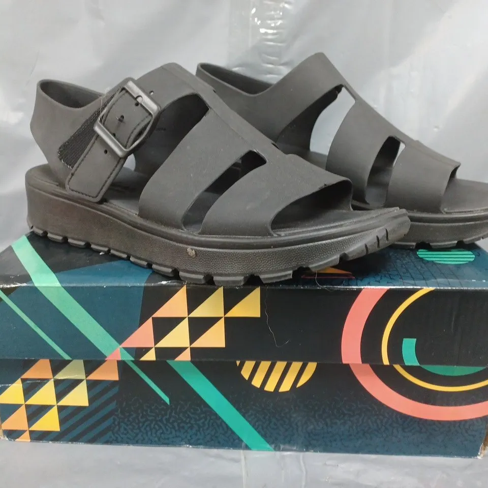 BOXED PAIR OF SKECHERS FOAMIES SANDALS IN BLACK SIZE 7
