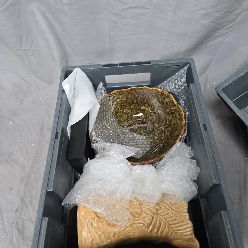 TOTE OF APPROXIMATELY 6 GLASS/CERAMICS TO INCLUDE: MUGGINGS MUG AND DURALEX TUMBLERS