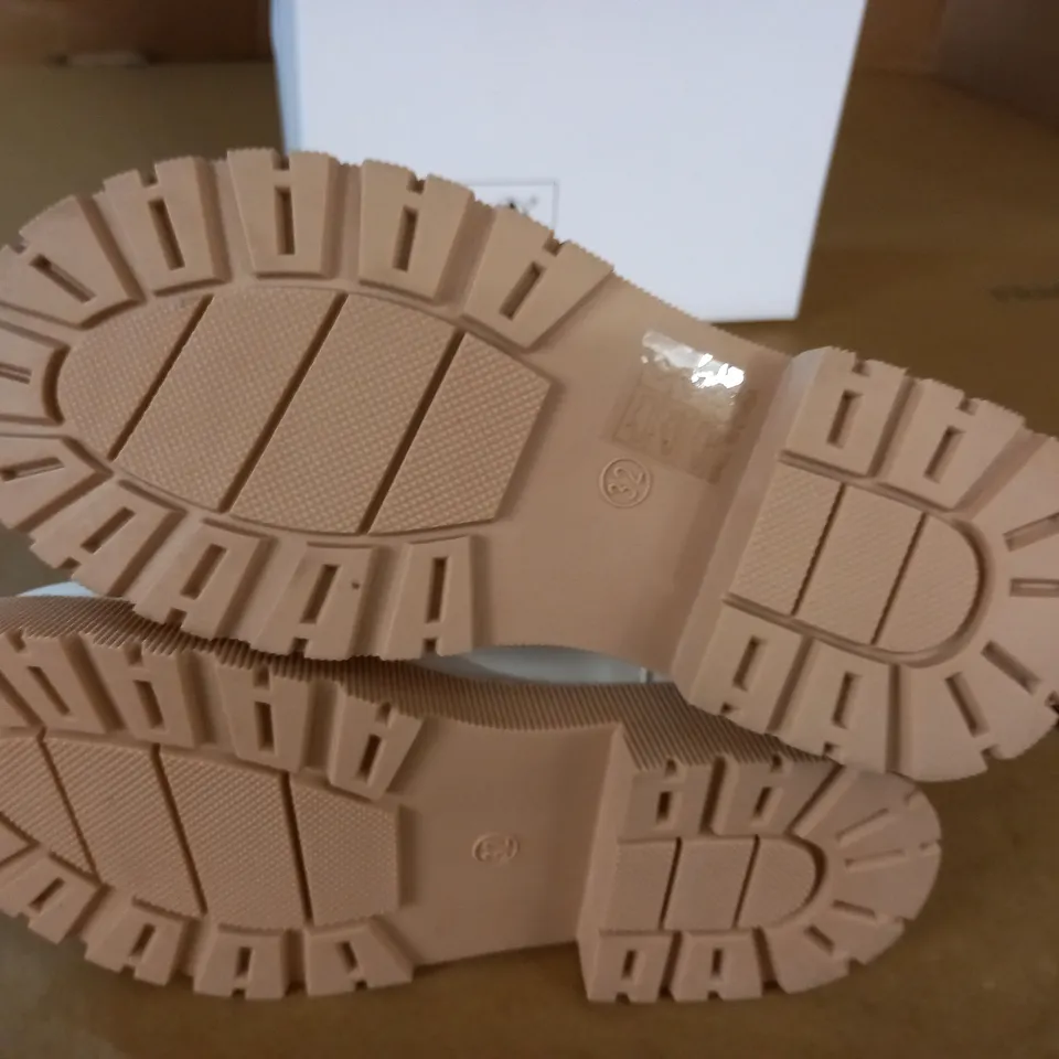 PAIR OF WHITE PU BOOTS - EUR 32