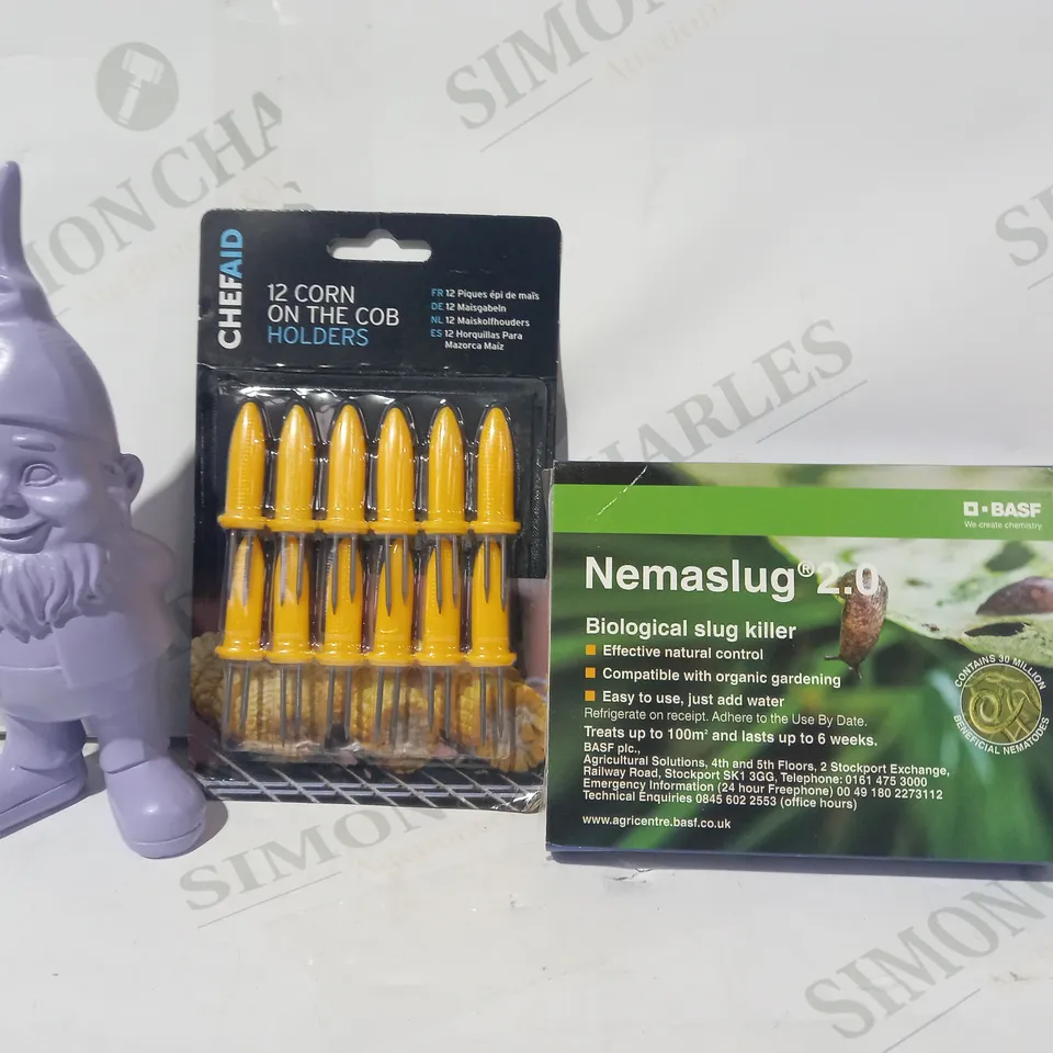LOT OF APPROXIMATELY 10 ASSORTED HOUSEHOLD ITEMS TO INCLUDE NAMASLUG 2.0 SLUG KILLER, 12 CORN ON THE COB HOLDERS, DECORATIVE GNOME, ETC