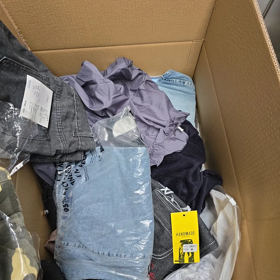 BOX OF APPROXIMATELY 25 ASSORTED CLOTHING ITEMS INCLUDING  – JEANS & TOPS, HANDMADE TAG, SIZE M 