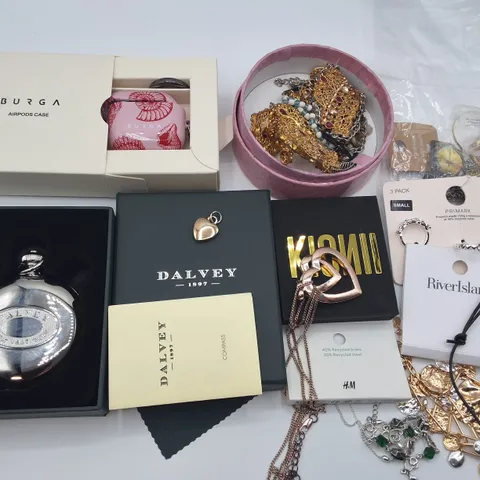 LOT OF ASSORTED JEWELLERY ITEMS TO INCLUDE RIVER ISLAND NECKLACE AND PERSONALISED DALVEY COMPASS