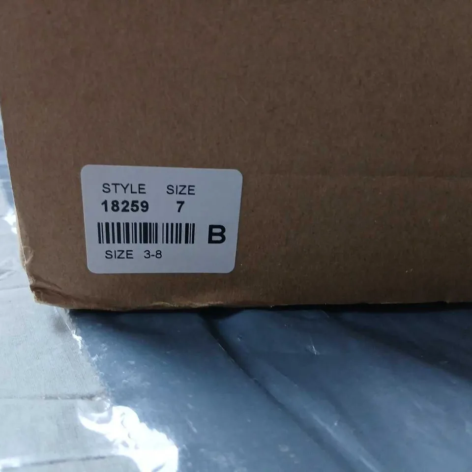 HEAVENLY FEET BLACK FAUX-FUR KNEE-HIGH BOOTS – UK SIZE 7