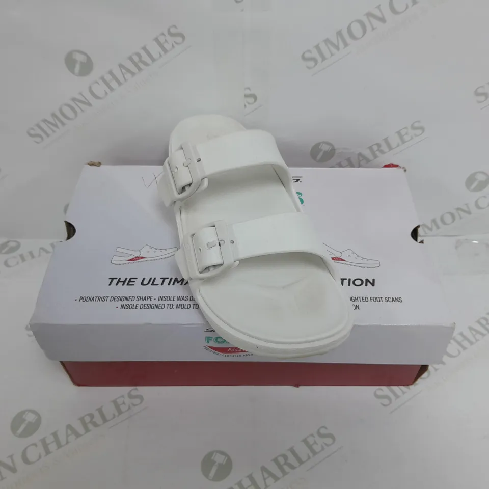 BOXED PAIR OF SKECHERS ARCH FIT FOAMIES SLIDE SANDALS IN WHITE SIZE 5