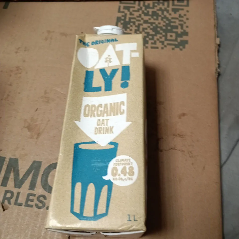APPROXIMATELY 6 ASSORTED DRINK ITEMS INCLUDING OATLY ORGANIC OAT DRINK , 7UP ZERO SUGAR 