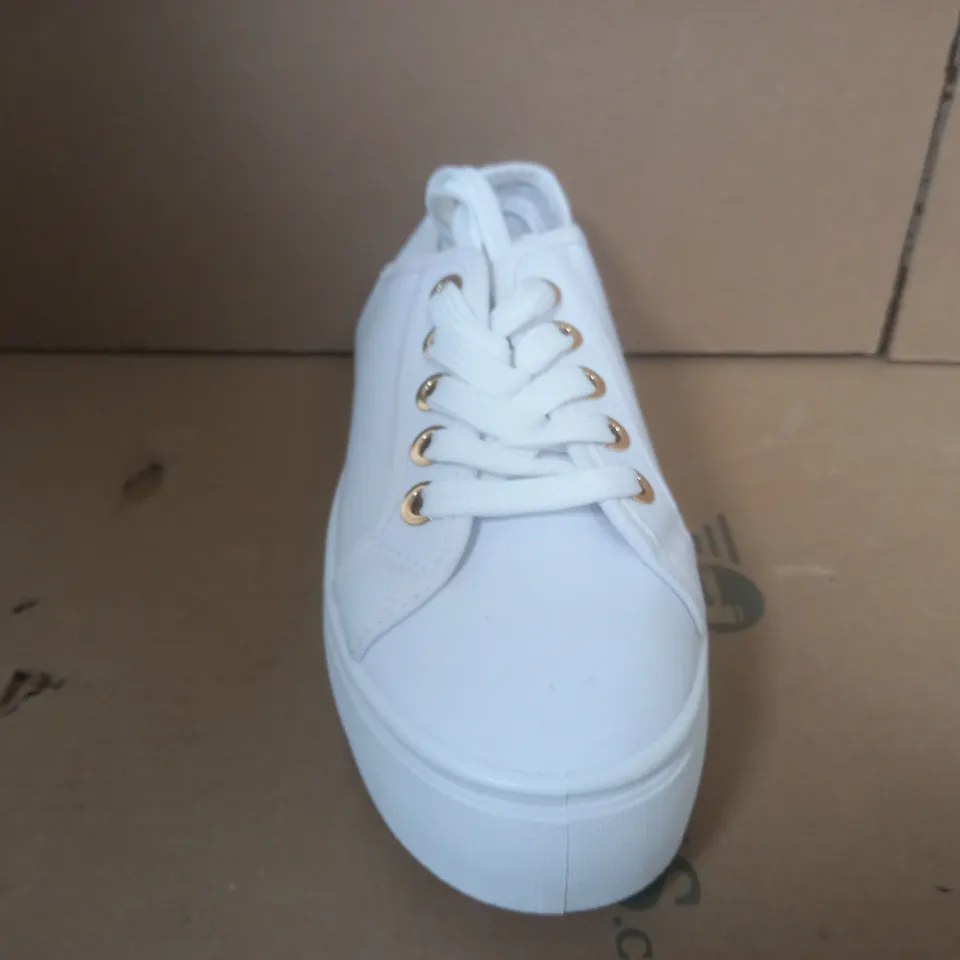 EVERYDAY LACE UP TRAINERS IN WHITE - SIZE 4E