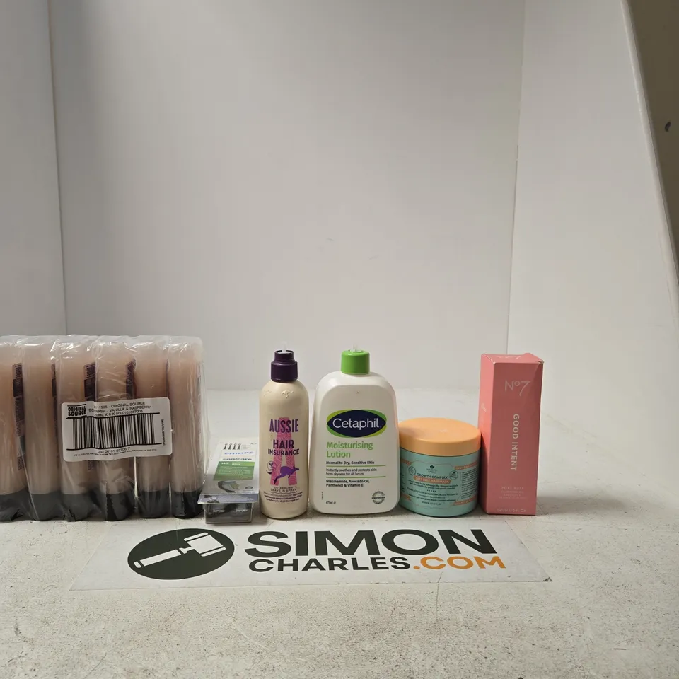 TOTE OF APPROXIMATELY 10 ASSORTED BEAUTY PRODUCTS INCLUDING ORIGINAL SOURCE BODY WASH, PHILLIPS W2 SONICARE TOOTHBRUSH HEADS AND AUSSIE DETANGLING LEAVE IN SPRAY