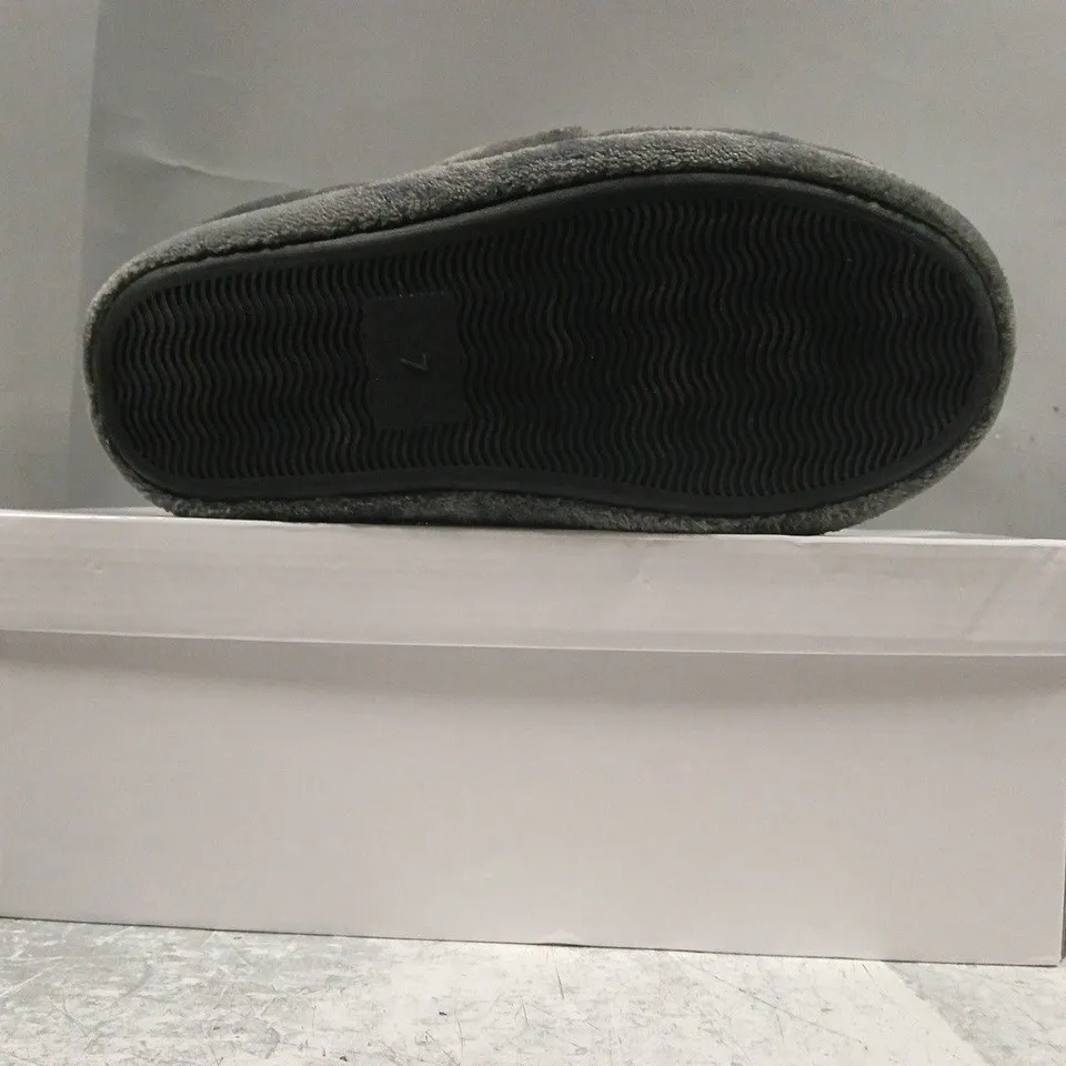 BOXED PAIR OF SNUG TOES SLIPPERS IN GREY SIZE 7