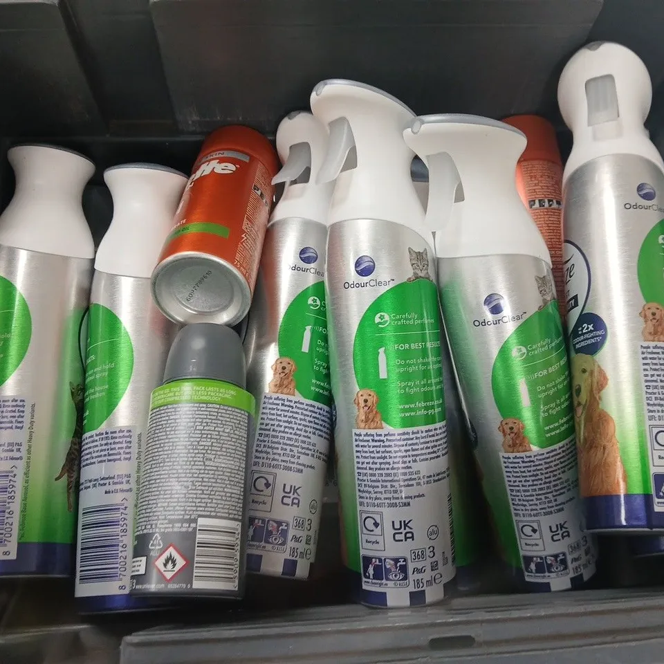 APPROXIMATELY 15 ASSORTED AEROSOLS TO INCLUDE WD-40, GILLETTE FUSION, DOVE MEN CARE, ETC