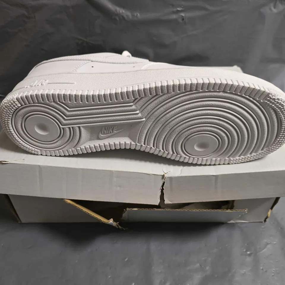 BOXED PAIR OF NIKE AIR FORCE 1 07 TRAINERS IN WHITE - UK SIZE 10.5